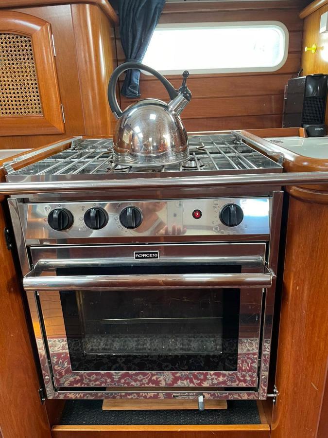 Beautiful And Comfortable Sailboat With Secure Parking Available Barcelona Exterior photo