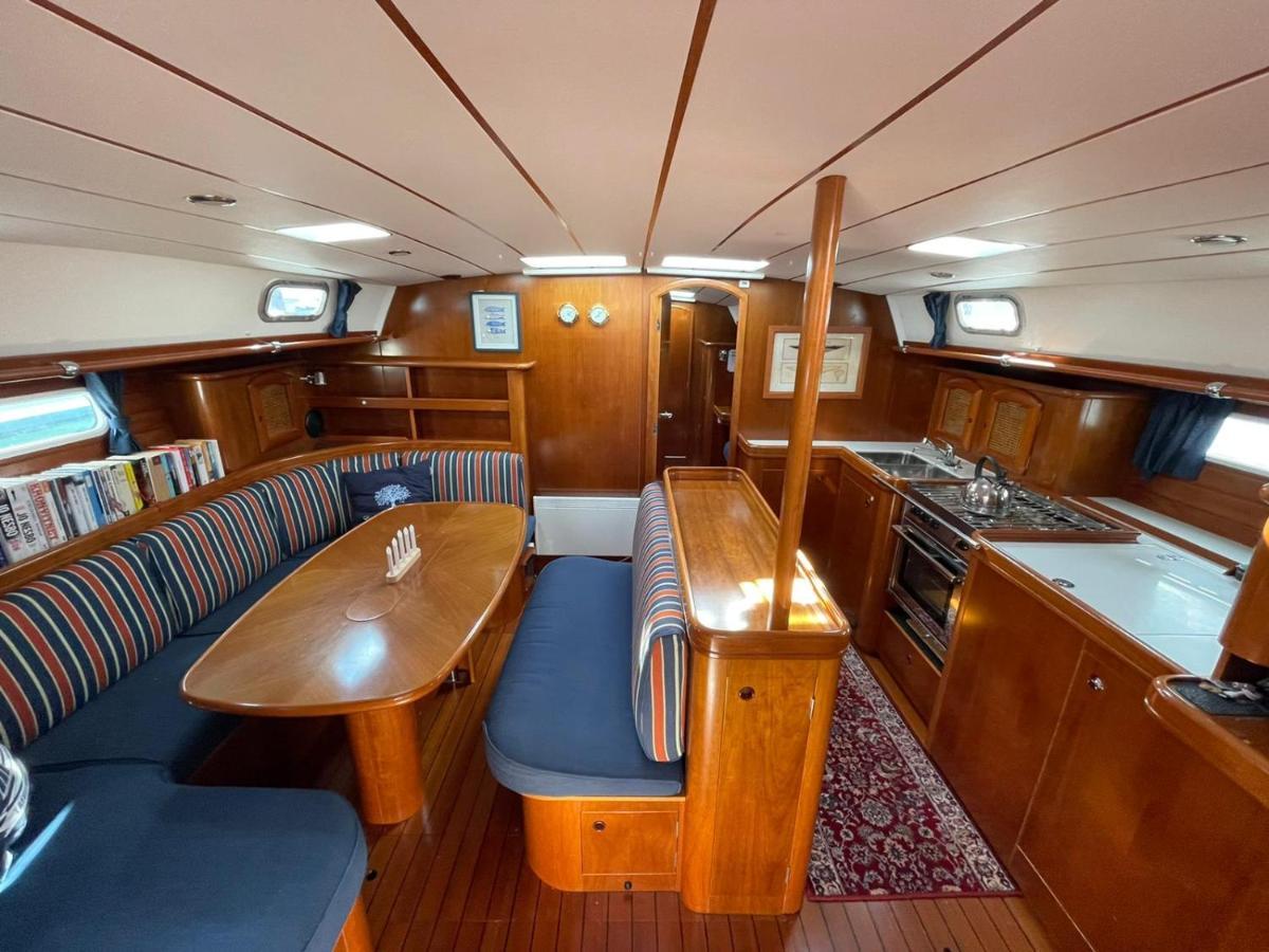 Beautiful And Comfortable Sailboat With Secure Parking Available Barcelona Exterior photo