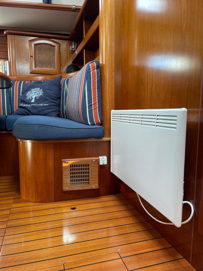 Beautiful And Comfortable Sailboat With Secure Parking Available Barcelona Exterior photo