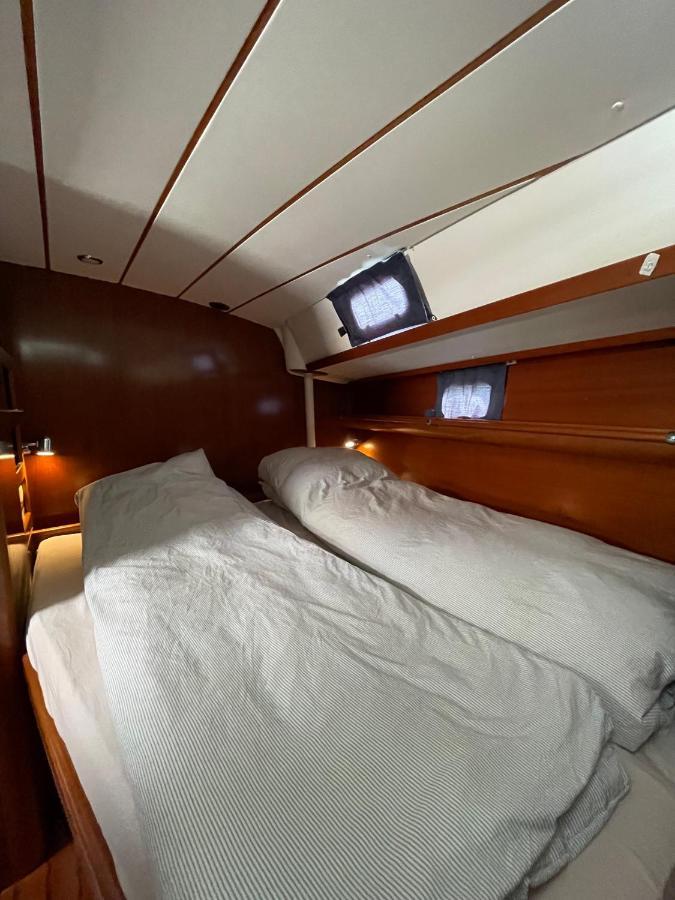 Beautiful And Comfortable Sailboat With Secure Parking Available Barcelona Exterior photo