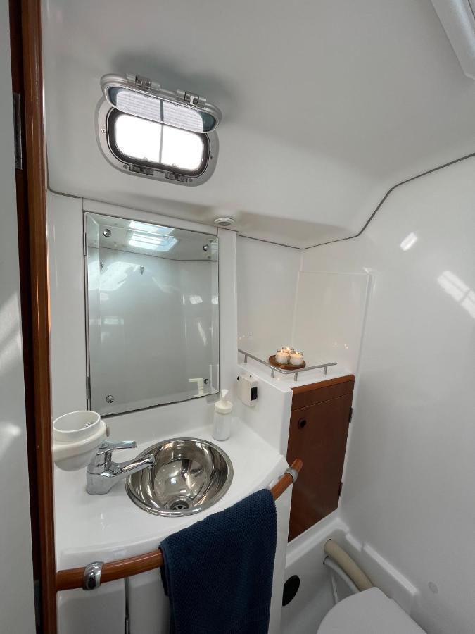 Beautiful And Comfortable Sailboat With Secure Parking Available Barcelona Exterior photo